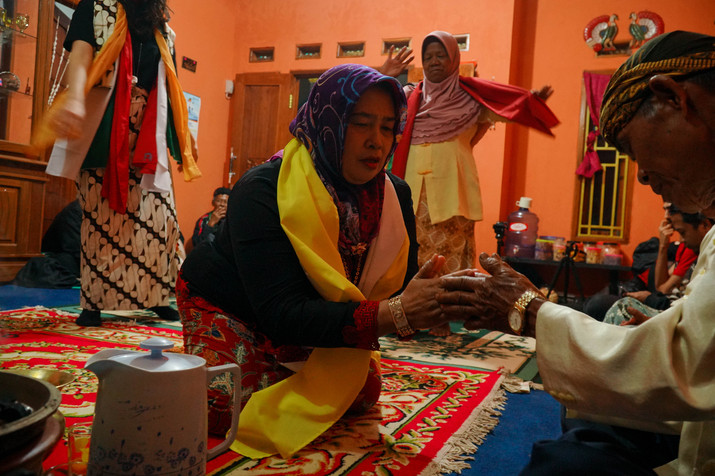 A female dancer greeting a Sepuh. Photo: Gigi Priadji